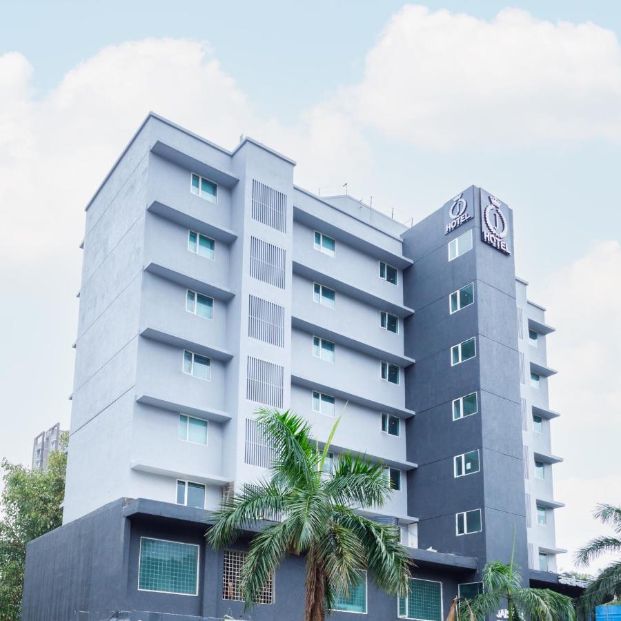 J Hotel And Banquets 뭄바이 외부 사진