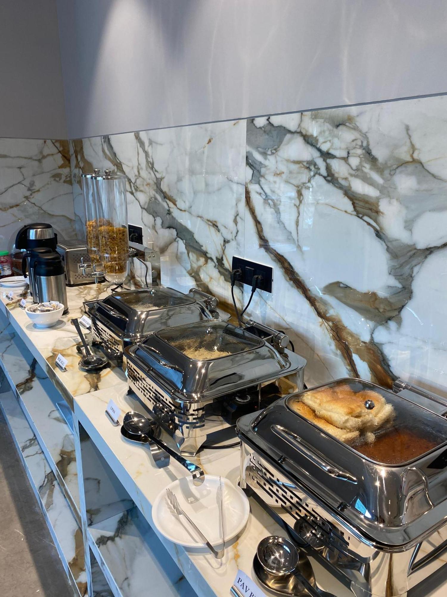 J Hotel And Banquets 뭄바이 외부 사진